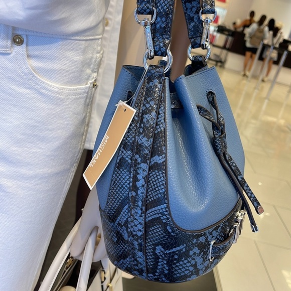 MICHAEL KORS 
Reed Md Pebbled Leather Belted Bucket Messenger Satchel Crossbody - Picture 9 of 16